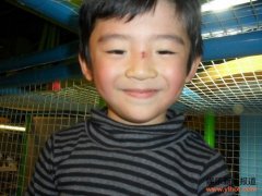 Lucas鼻梁刮伤 张柏芝母子现身游乐场